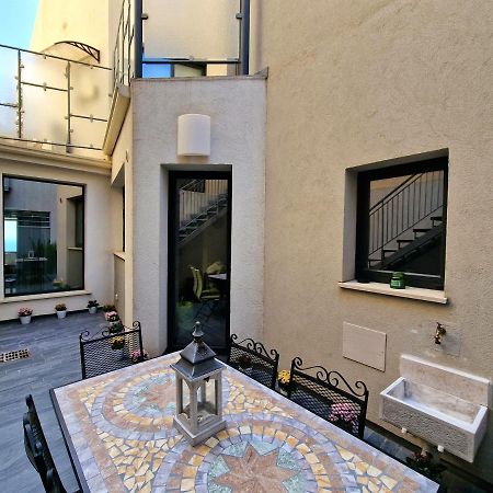 The White Domus Apartment Taormina Luaran gambar